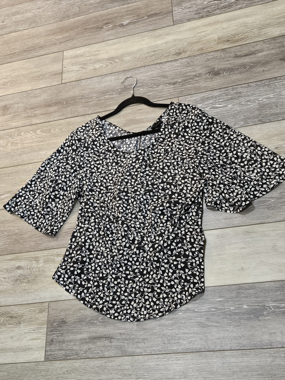 Who What Wear Black and White Leaf  Round Neck Blouse Size Medium